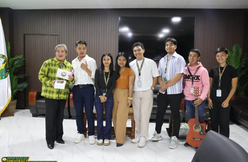 SSC officers serenade Prexy Cue