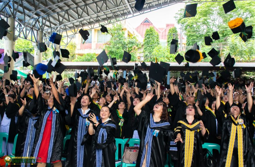 𝟰𝟯𝟳 𝗴𝗿𝗮𝗱𝘂𝗮𝘁𝗲𝘀 𝗺𝗮𝗿𝗰𝗵 𝗶𝗻 𝗳𝗶𝗿𝘀𝘁 𝗯𝗮𝘁𝗰𝗵 𝗼𝗳 𝗕𝗼𝗻𝘁𝗼𝗰 𝗰𝗮𝗺𝗽𝘂𝘀’ 𝗰𝗼𝗺𝗺𝗲𝗻𝗰𝗲𝗺𝗲𝗻𝘁 𝗲𝘅𝗲𝗿𝗰𝗶𝘀𝗲𝘀